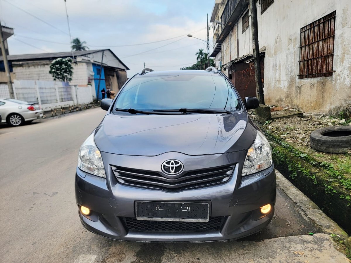 2011 Toyota  corrolla verso thumbnail 3