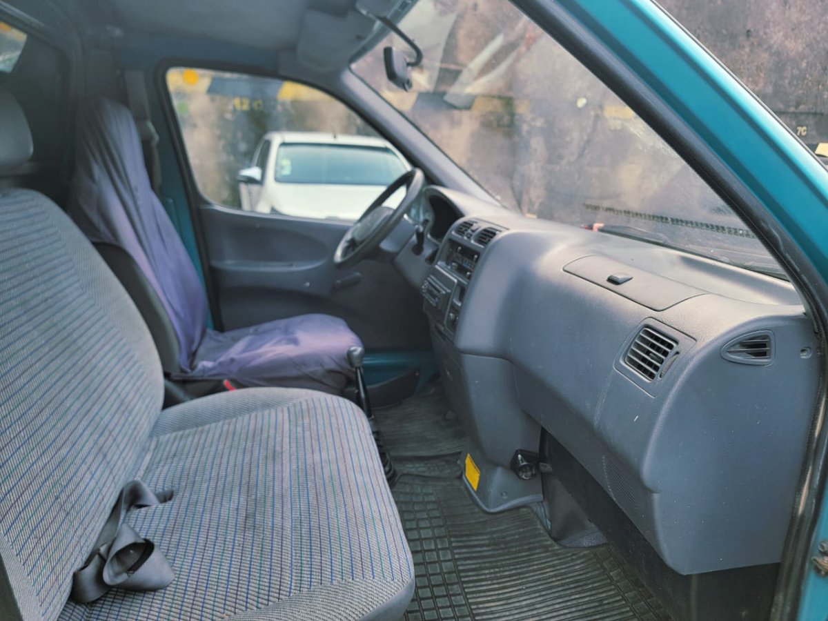 2001 Toyota Hiace Fourgon 4WD thumbnail 6