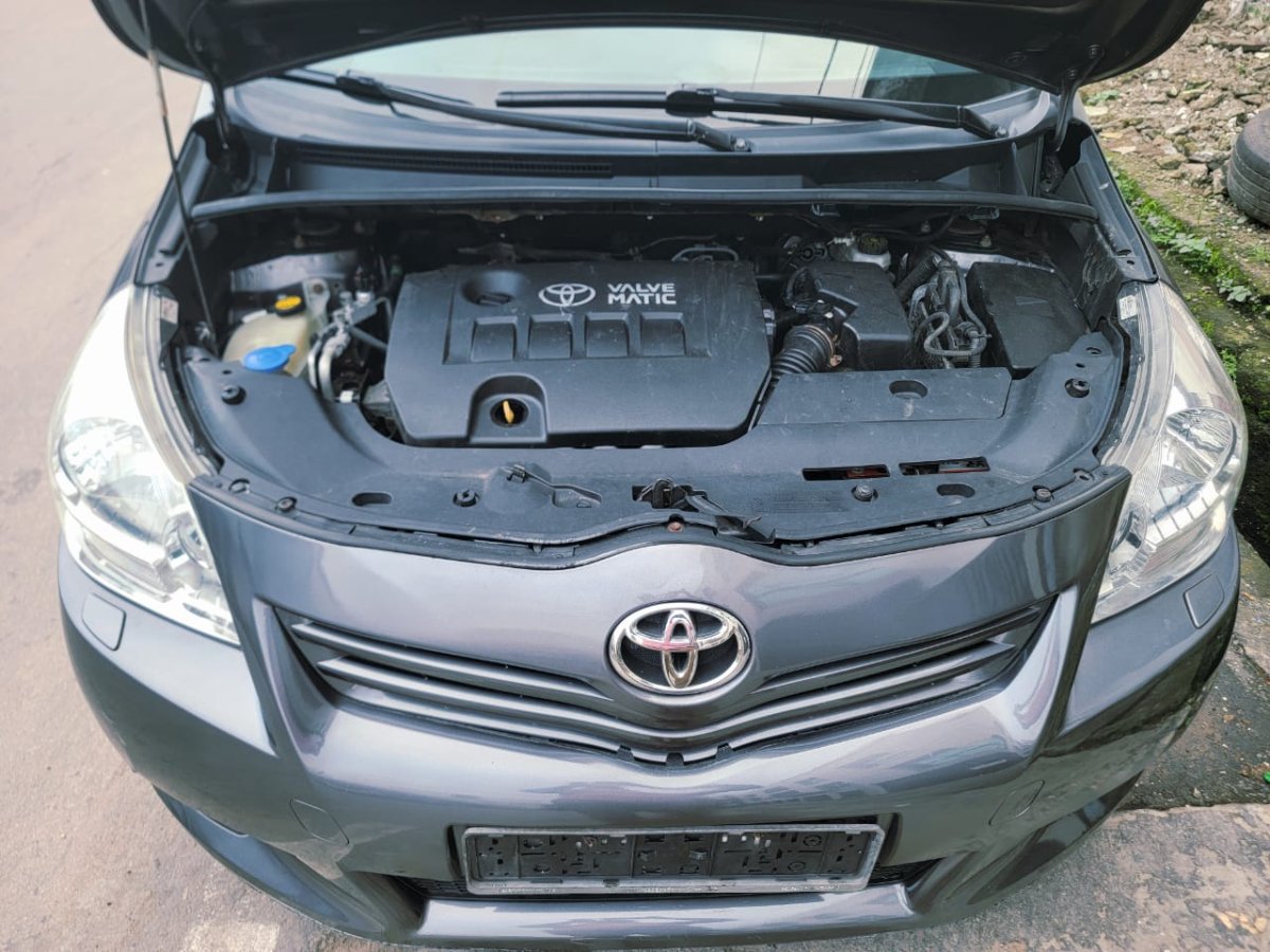 2011 Toyota  corrolla verso thumbnail 13