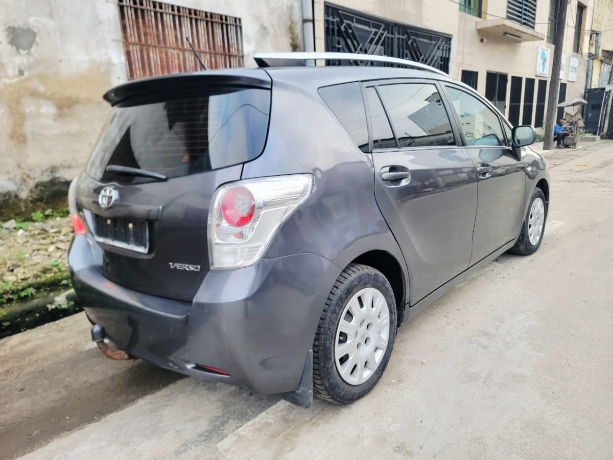 2011 Toyota  corrolla verso thumbnail 4