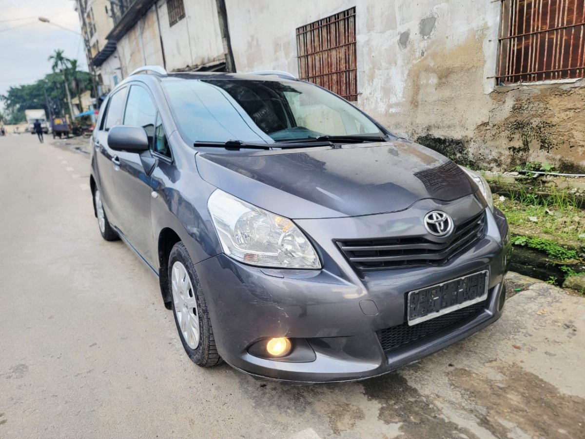 2011 Toyota  corrolla verso thumbnail 2