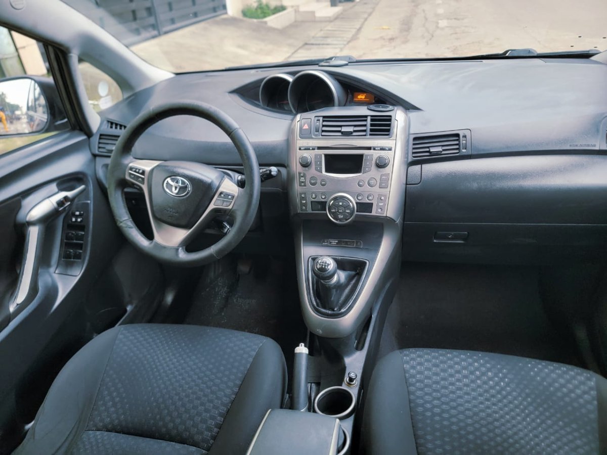 2011 Toyota  corrolla verso thumbnail 12