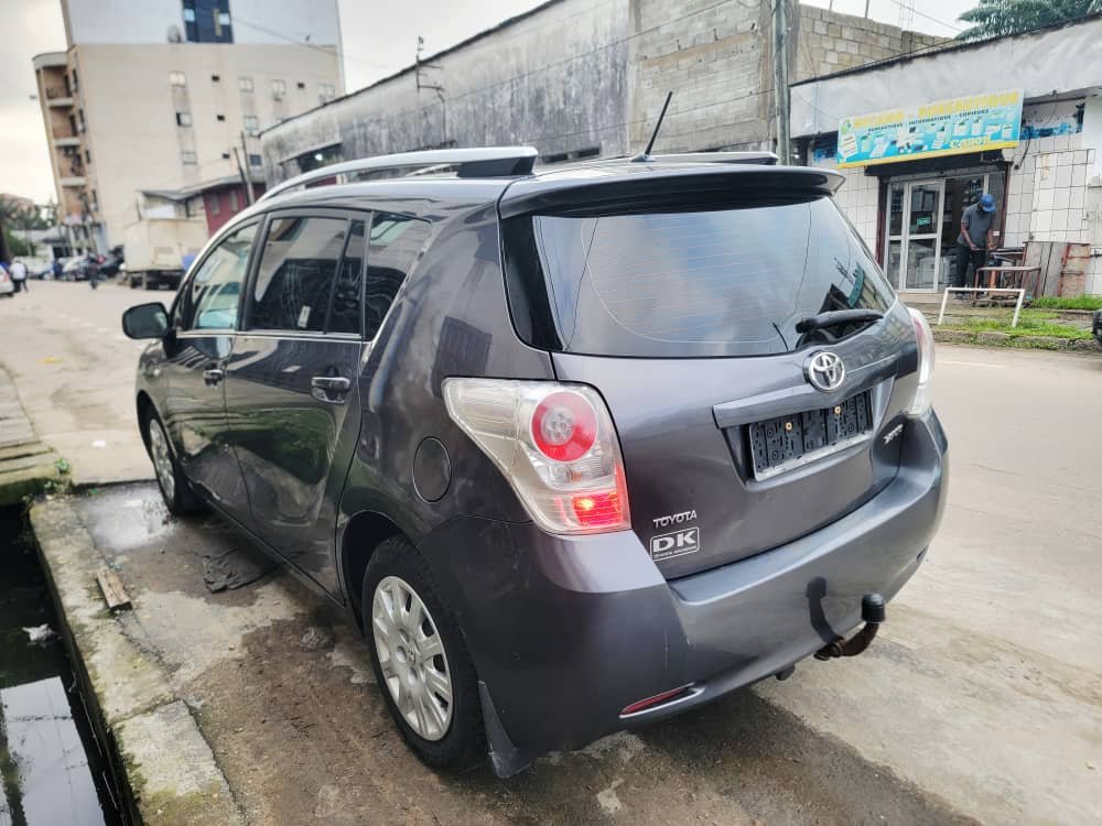 2011 Toyota  corrolla verso thumbnail 6
